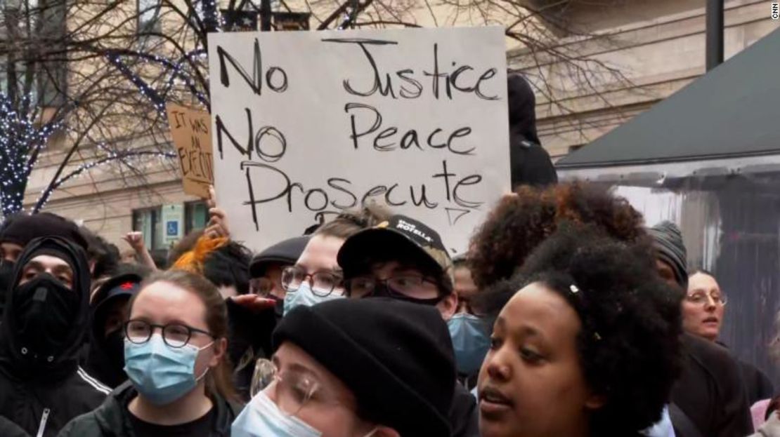 Personas cerca de la sede de la policía en Grand Rapids, Michigan, protestan por la muerte de Patrick Lyoya.