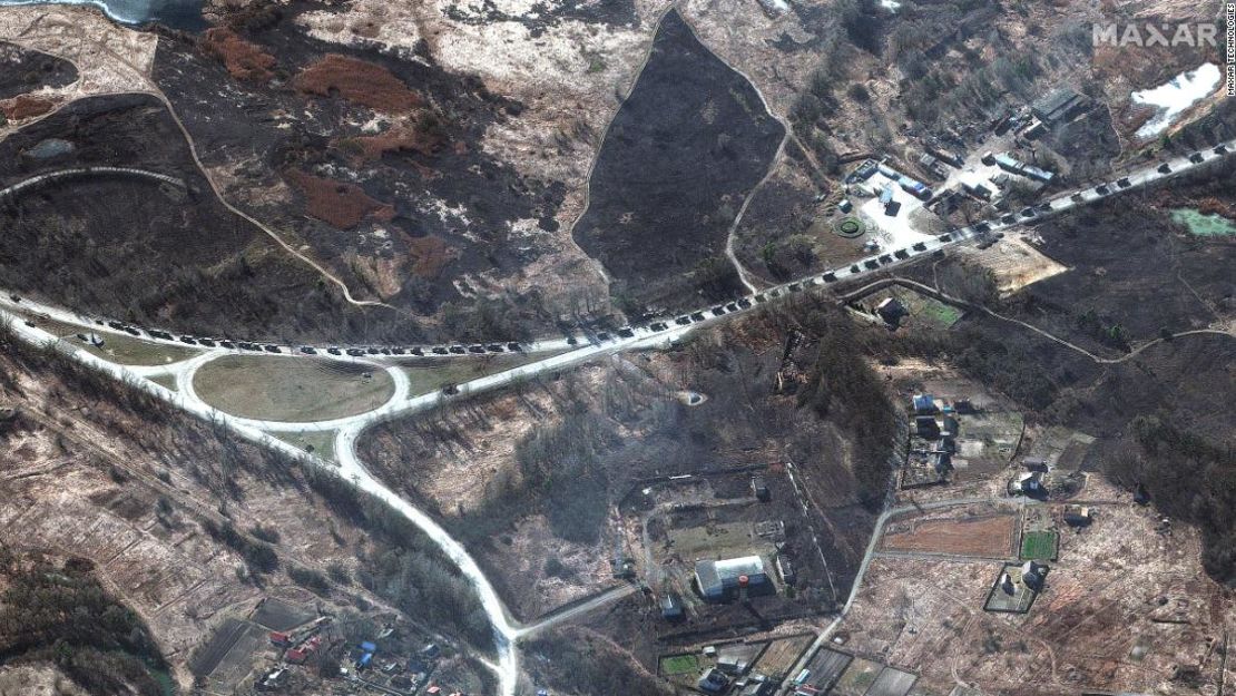 Una imagen de satélite del convoy de tanques rusos, vehículos blindados y artillería remolcada, de más de 60 km de largo, estancado en el sur de Invankiv.