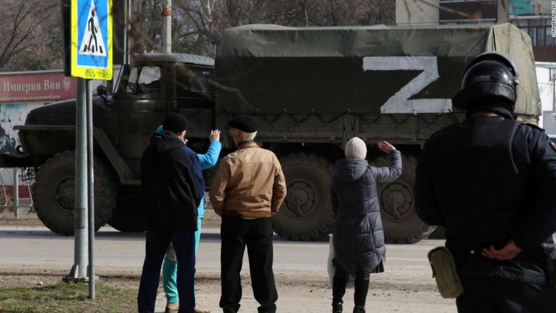 Un camión militar ruso con la letra "Z", símbolo de su invasión de Ucrania, en la ciudad de Armyansk, Crimea, el 24 de febrero.