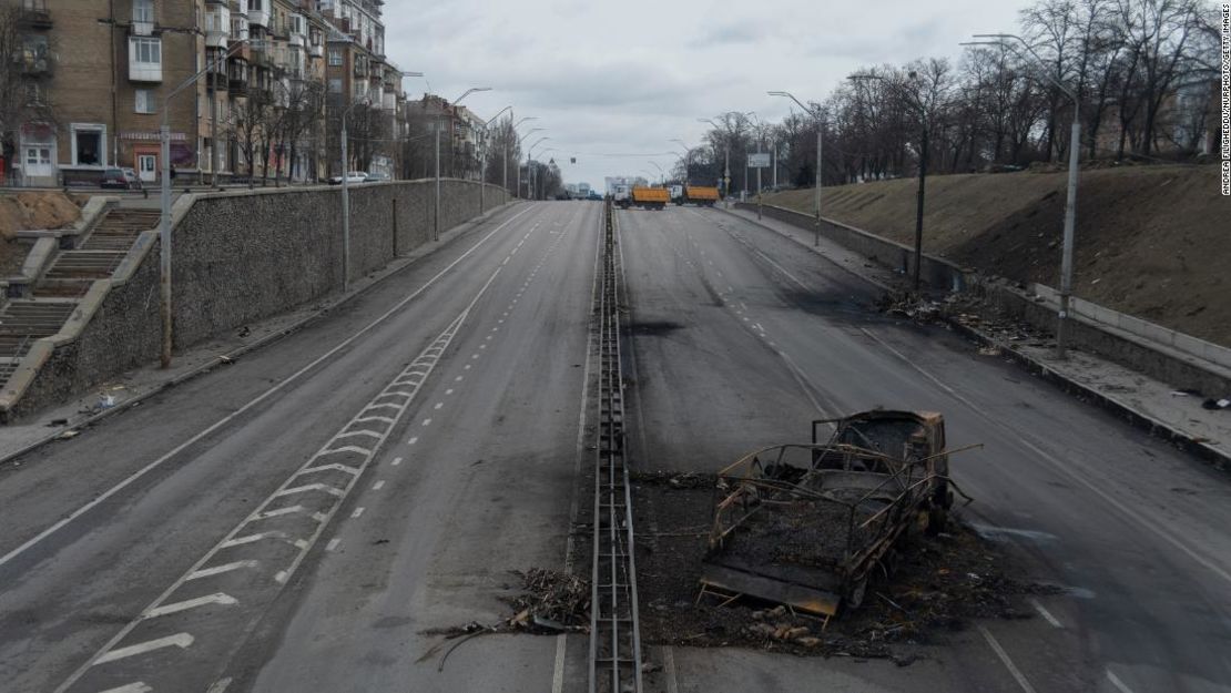 Las consecuencias de la explosión que destruyó un camión ruso en las calles de Kyiv, Ucrania, el 4 de marzo.