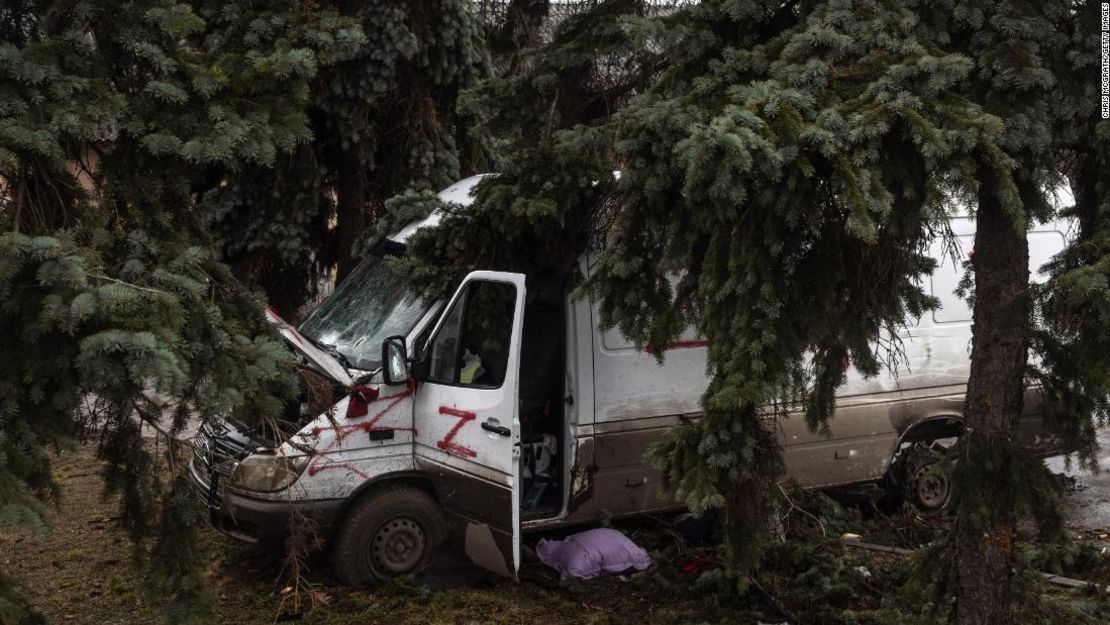 Un furgón ambulancia marcado con una "Z" se ve destruido en la estación central de trenes que fue utilizada como base rusa en Trostyanets, Ucrania, el 30 de marzo.