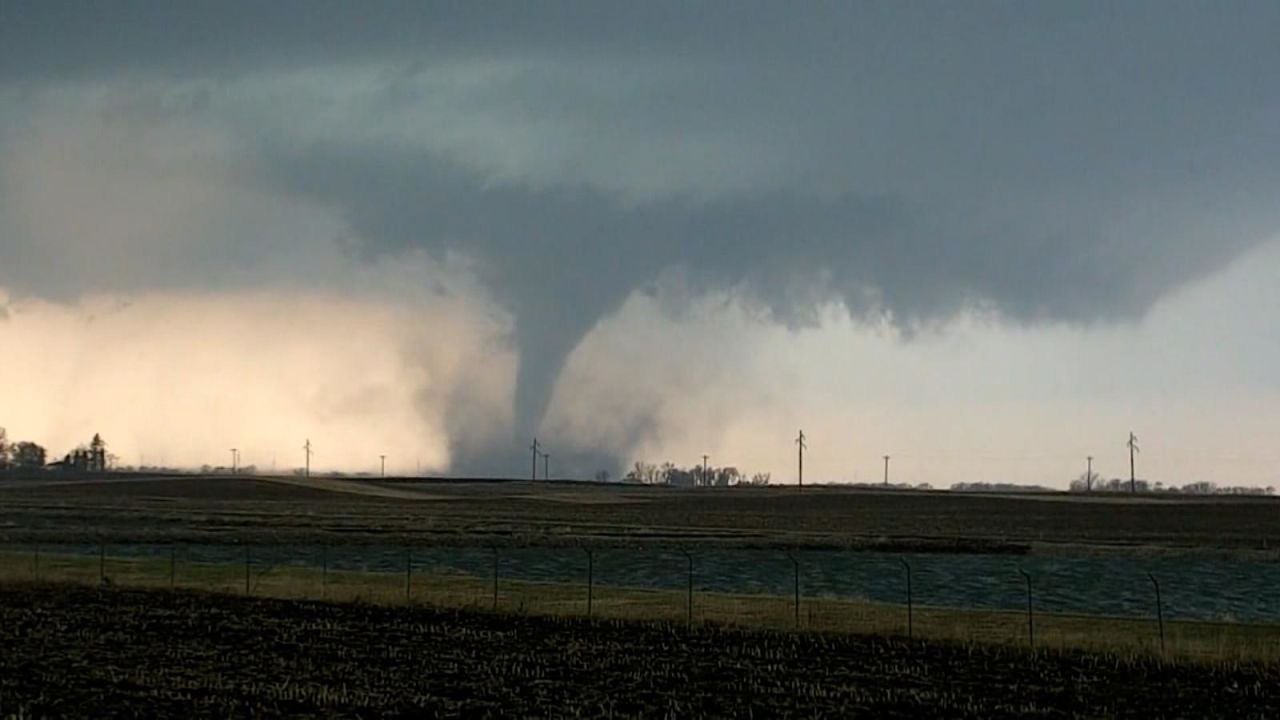 CNNE 1187159 - video capta momento en que un tornado toca tierra