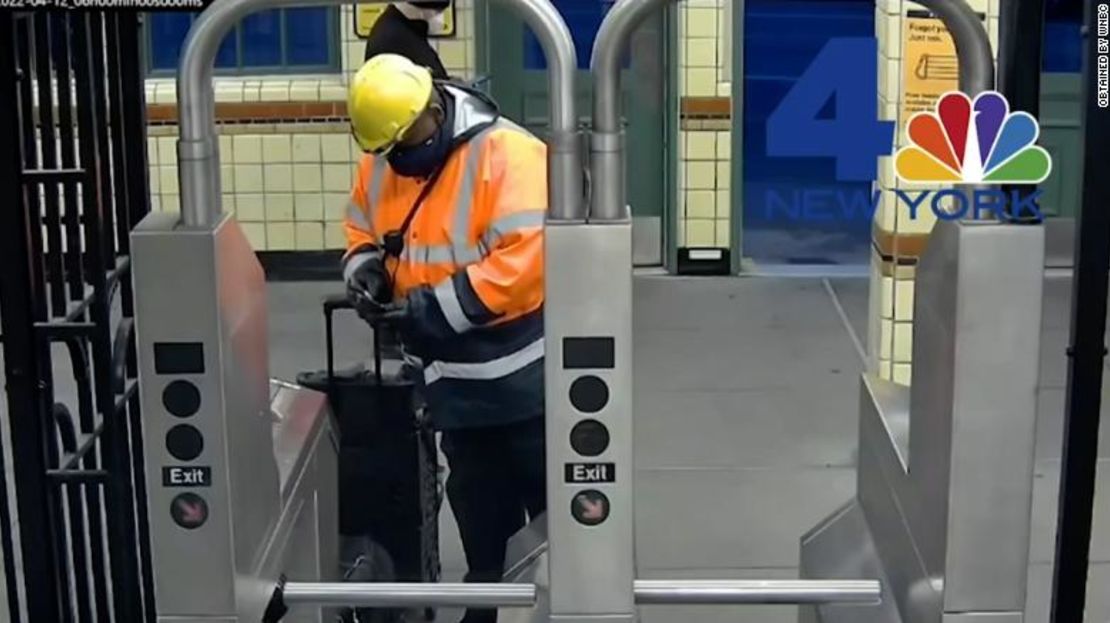 Una captura de pantalla de un video obtenido por WNBC muestra a un hombre que las autoridades creen que es el sospechoso del tiroteo en el metro de Brooklyn, Frank James, ingresando al sistema de metro de la ciudad de Nueva York.