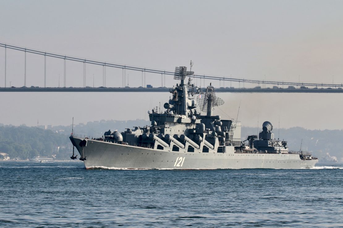 El crucero de misiles guiados Moskva de la armada de Rusia navega en el Bósforo, en su camino hacia el mar Mediterráneo, en Estambul, el 18 de junio de 2021.