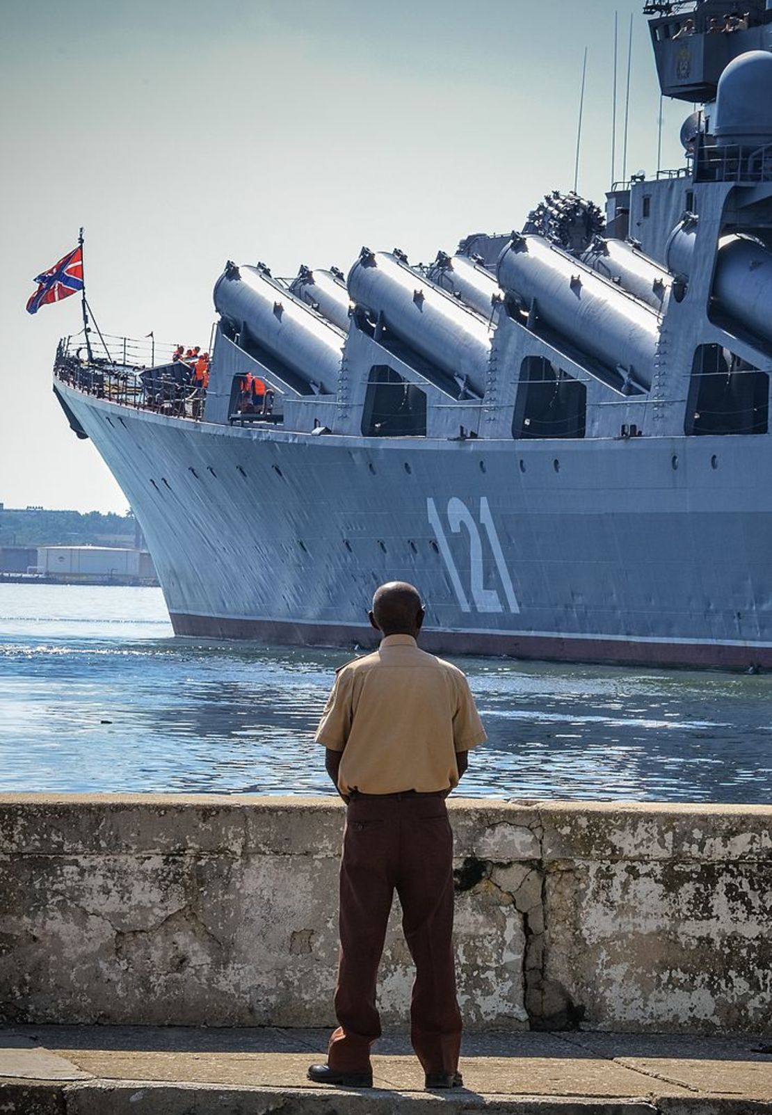 Policías cubanos vigilan mientras el crucero Moskva atraca en el puerto de La Habana, el 3 de agosto de 2013.