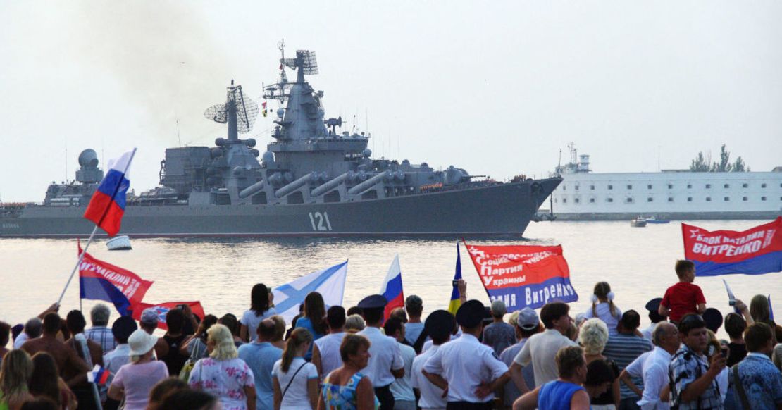 El Moskva es el orgullo de la flota rusa en el mar Negro. En la foto, simpatizantes prorrusos ondean banderas mientras dan la bienvenida al crucero en Sebastopol el 23 de agosto de 2008.