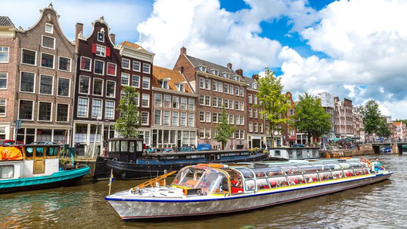 Ámsterdam: En tercer lugar, la capital de los Países Bajos hace frente al sobreturismo con la tecnología: Euromonitor elogia su proyecto de seguimiento de multitudes Public Eye. Crédito: Figurniy Sergey/Adobe Stock