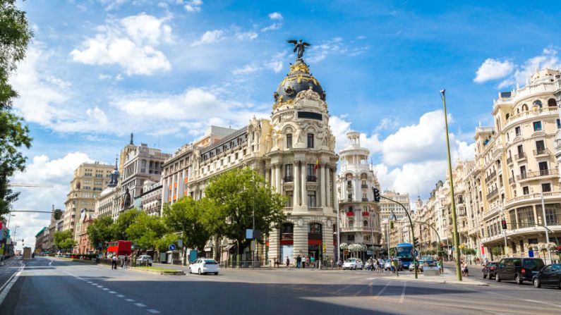 Madrid: La capital española fue la tercera del mundo en "política y atractivo turístico" y Barcelona también se benefició de la relajación de las restricciones de entrada a España. Crédito: Figurniy Sergey/Adobe Stock