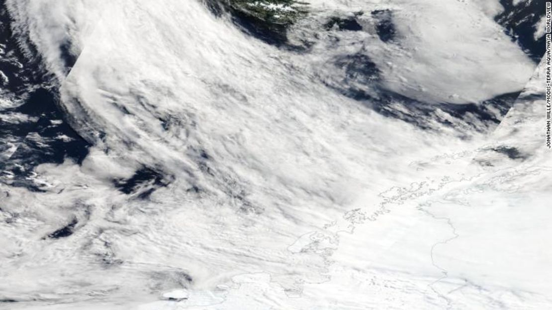 Imágenes de satélite de un río atmosférico sobre la Antártida el 25 de enero de 2008, que según los científicos desencadenó la desintegración del hielo en los casquetes Larsen A y Larsen B.