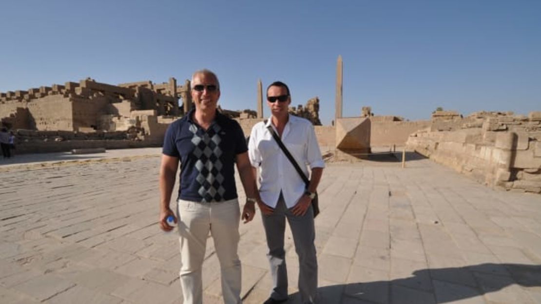 Ralph Bias, a la derecha, y su marido, Mark Zilbert, hicieron escala en Luxor, Egipto durante un crucero mundial de 120 días que realizaron a bordo del Seabourn Sojourn, en 2012.Crédito: Amazing Cruises Inc.