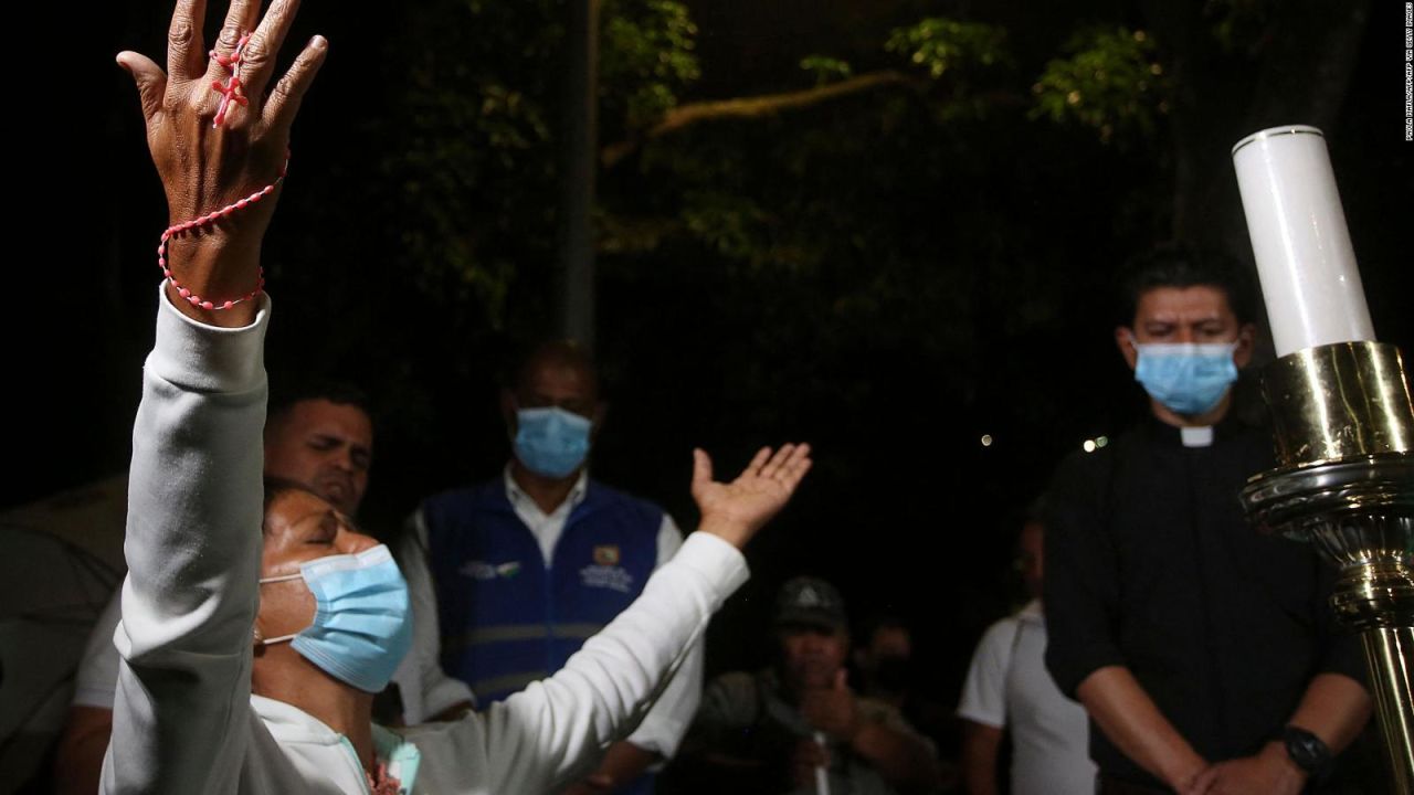 CNNE 1187820 - colombianos lamentan la muerte de freddy rincon