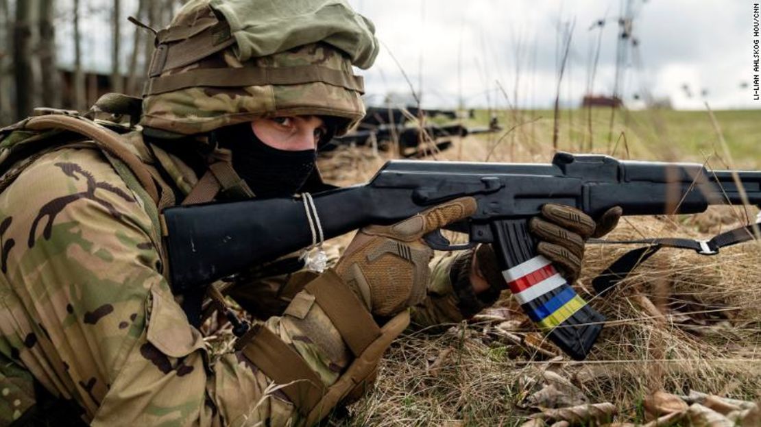 En un lugar no revelado de Polonia, el Batallón Pohonia entrena con réplicas de Kalashnikov (AK-47).