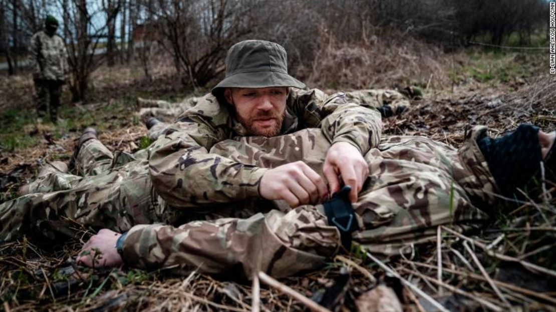 Un grupo de disidentes bielorrusos recibe formación básica de supervivencia en la frontera entre Polonia y Ucrania. Los aspirantes a combatientes voluntarios quieren unirse a la lucha por Ucrania.