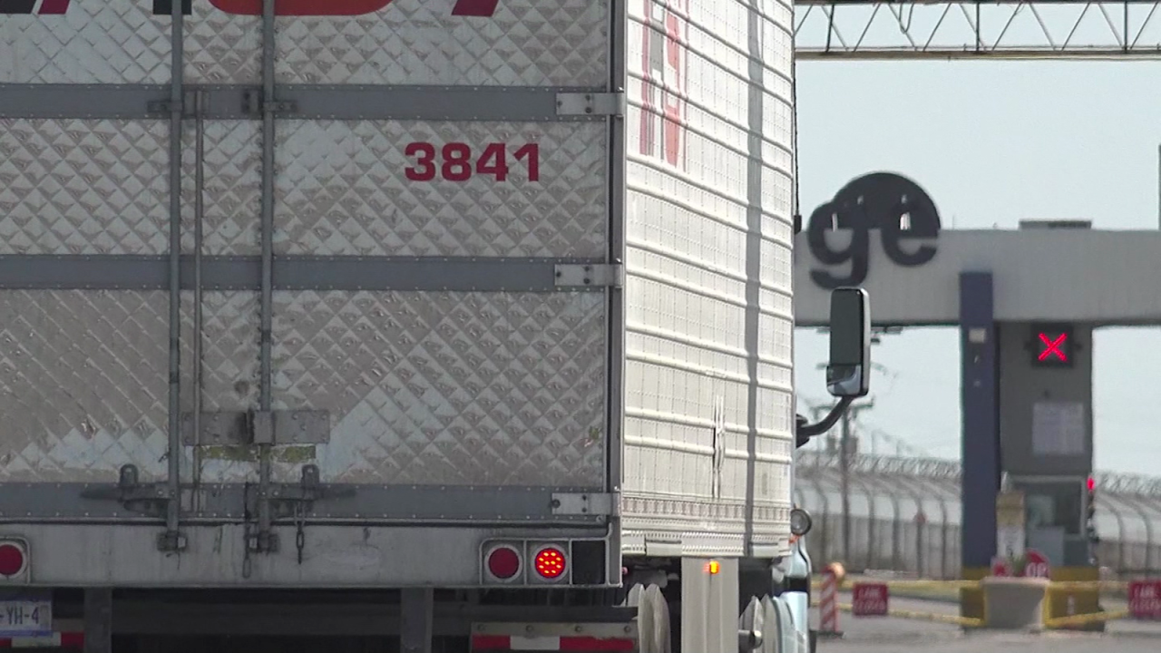 CNNE 1187962 - camioneros levantan bloqueo en puente fronterizo entre mexico y ee-uu