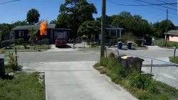 CNNE 1187984 - un hombre arroja cocteles molotov a una casa en florida