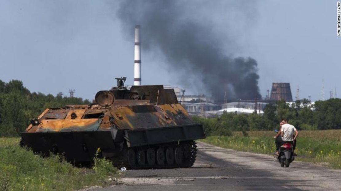 Un tanque destruido perteneciente a combatientes prorrusos en 2014.