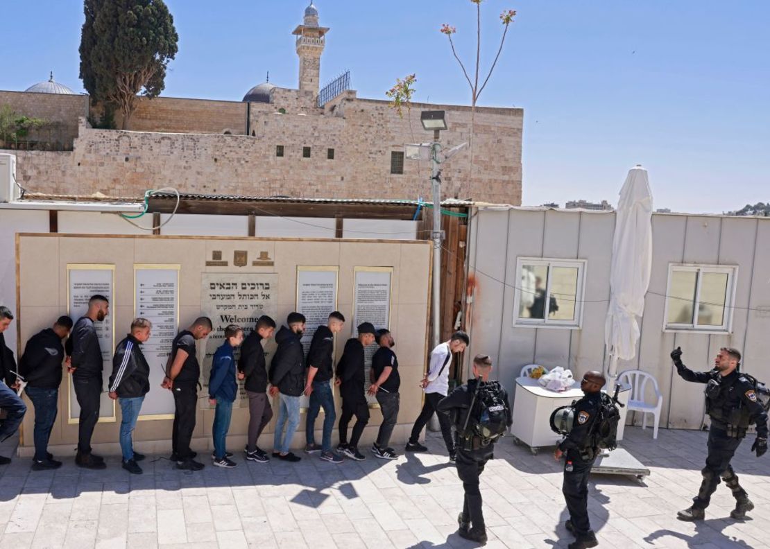 Jóvenes palestinos que participaron en una protesta en el recinto de la mezquita de Al Aqsa son detenidos por las fuerzas de seguridad israelíes en la Puerta de los Magrebíes, en la Ciudad Vieja de Jerusalén, el 15 de abril de 2022.