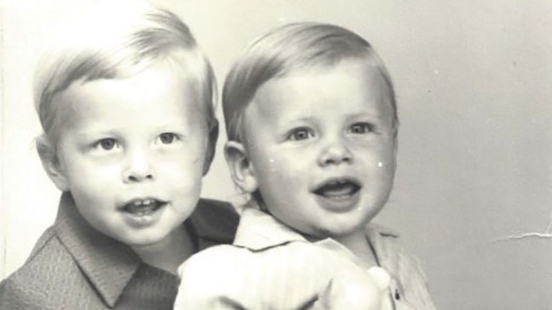 FOTOS | La vida del emprendedor Elon Musk --- Musk, a la izquierda, aparece con su hermano Kimbal en esta foto de su infancia publicada por su madre, Maye. Elon Musk nació el 28 de junio de 1971 en Pretoria (Sudáfrica). Su madre es modelo y nutricionista. Su padre, Errol, es ingeniero. Fotografía de Maye Musk/Instagram. Mira en esta galería más fotos del fundador de Tesla. →