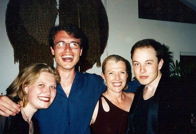 Maye Musk celebra su 50º cumpleaños con sus hijos en 1998. Con ella, de izquierda a derecha, Tosca, Kimbal y Elon. En 1995, Elon Musk cofundó Zip2 Corp, una empresa que desarrollaba guías de ciudades en línea. La vendería a Compaq en 1999 por 307 millones de dólares. Fotografía de Maye Musk/Business Insider.