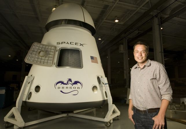 Musk posa junto a una nave espacial Dragon de SpaceX en 2008. Musk fundó SpaceX en 2002 con la intención de abaratar y hacer más accesibles los viajes espaciales. En 2010, la Dragon se convirtió en la primera nave espacial comercial en orbitar la Tierra y regresar. En 2012, se convirtió en la primera cápsula privada en conectarse a la Estación Espacial Internacional. Dan Tuffs/Getty Images.