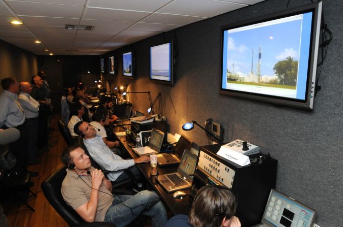 Musk, abajo, observa el despegue de un cohete Falcon 1 en 2008. Fue el primer cohete de combustible líquido desarrollado de forma privada que alcanzó la órbita. Axel Koester/Corbis/Getty Images.