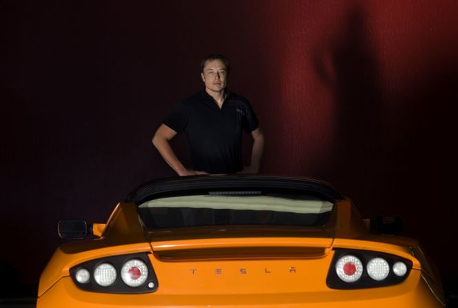 En 2008, Musk se convirtió en consejero delegado y arquitecto de producto de Tesla Motors. Años antes, se había unido a la empresa de coches eléctricos como presidente del consejo de administración, supervisando su ronda inicial de financiación de inversiones. Patrick Tehan/Mercury News/MediaNews Group/Bay Area News/Getty Images.