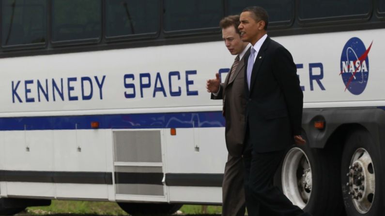 Musk camina con el presidente estadounidense Barack Obama en el Centro Espacial Kennedy de Florida en 2010. Alex Brandon/AP.