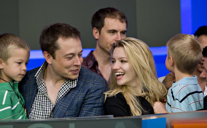 Musk está acompañado por su prometida, la actriz Talulah Riley, y sus hijos gemelos, Griffin y Xavier, en una ceremonia de inauguración del Nasdaq en 2010. Musk se ha casado tres veces, dos de ellas con Riley. Su segundo divorcio se produjo en 2016. Daniel Acker/Bloomberg/Getty Images.