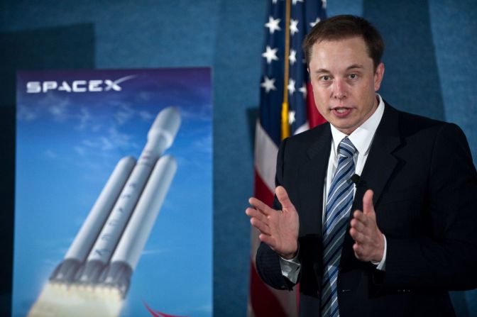 Musk presenta el cohete Falcon Heavy, anunciado como el más potente del mundo, en 2011. Musk dijo a CNN que decidió construir el cohete para poner en órbita satélites más grandes. Nicholas Kamm/AFP/Getty Images.