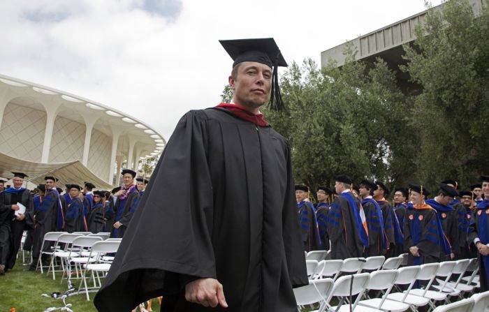 Musk camina en una procesión después de pronunciar el discurso de graduación en el Instituto Tecnológico de California en 2012. Damian Dovarganes/AP.