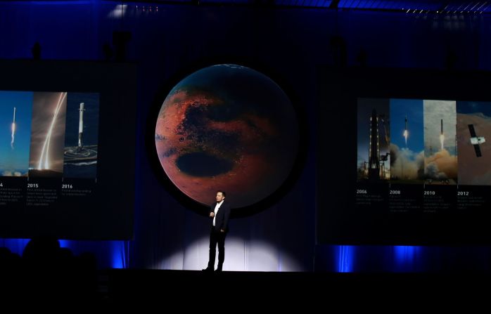 Musk lleva tiempo diciendo que quiere convertir a los humanos en una "especie interplanetaria", y en 2016 expuso su plan para colonizar Marte. Hablaba en el Congreso Astronáutico Internacional, una reunión de múltiples asociaciones internacionales de exploración espacial. Susana González/Bloomberg/Getty Images.