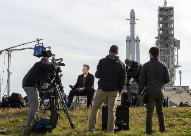 Musk habla con los periodistas en 2018, un día antes de que SpaceX lanzara el Falcon Heavy, el cohete más potente del mundo. Todd Anderson/The New York Times/Redux.