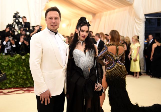 Musk y su novia, la cantante Grimes, asisten a la Gala del Met en Nueva York en 2018. Jason Kempin/Getty Images.