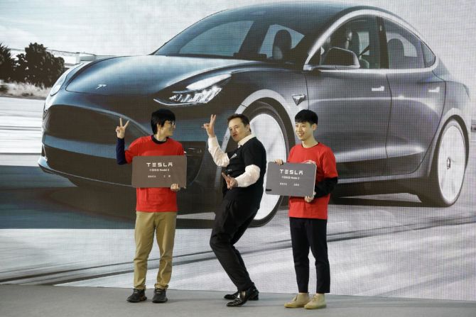 Musk asiste a una ceremonia de Tesla en Shanghái, China, en enero de 2020. Tesla comenzó a entregar al público sus coches Model 3 fabricados en Shanghái, el primer paso del plan mucho más audaz de Musk para el mayor mercado del mundo. Qilai Shen/Bloomberg/Getty Images.