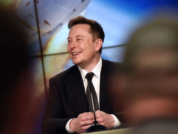 Musk habla en una conferencia de prensa en enero de 2020 después de que la nueva nave espacial de SpaceX apta para la tripulación, Crew Dragon, alcanzara su último hito importante en un programa de pruebas de años de duración. La NASA pidió al sector privado que desarrollara una nave espacial apta para la tripulación que sustituyera al programa del transbordador espacial tras su retirada en 2011. SpaceX recibió 2.600 millones de dólares y Boeing 4.200 millones en 2014, y la agencia espacial predijo inicialmente que sus vehículos estarían listos para volar con astronautas en 2017. Pero el desarrollo de ambas naves espaciales tardó años más de lo previsto. Paul Hennessy/NurPhoto/Getty Images.