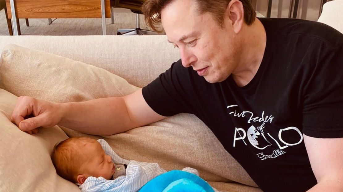 Musk mira a su nuevo bebé en este tuit publicado por su madre en mayo de 2020. El bebé, llamado X Æ A-12, es su primer hijo con Grimes. Tiene otros cinco hijos de un matrimonio anterior.