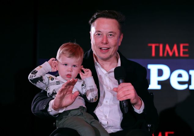 Musk sostiene a su hijo en los premios Persona del Año de la revista Time en diciembre de 2021. El redactor jefe de Time, Edward Felsenthal, describió a Musk como "una persona con una extraordinaria influencia en la vida en la Tierra, y potencialmente también en la vida fuera de la Tierra". Theo Wargo/Getty Images.