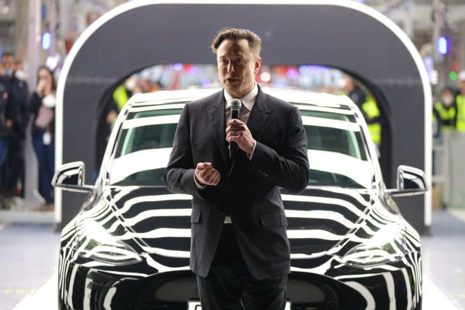 Musk asiste a la inauguración de una nueva fábrica de Tesla en Grünheide, Alemania, en marzo de 2022. Christian Marquardt/Getty Images.