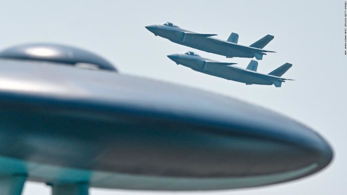 Dos cazas furtivos J-20 actúan en el cielo durante el Airshow China 2021, el pasado septiembre, en Zhuhai, China.