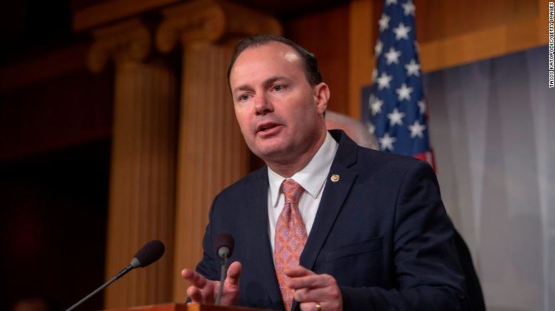 El senador Mike Lee habla sobre un proyecto de ley para poner fin al apoyo de Estados Unidos a la guerra en Yemen el 13 de diciembre de 2018.