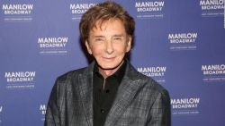 CNNE 1188433 - barry manilow estrena su nuevo musical "harmony"