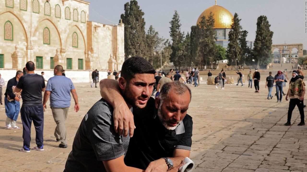 CNNE 1188564 - video capta tensos momentos durante el enfrentamiento en una mezquita de jerusalen