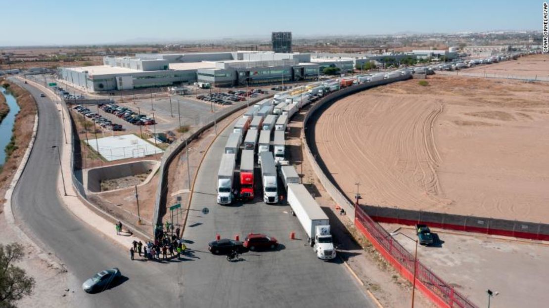 Una larga fila de camiones se ve detenida en el Puente Internacional Zaragoza, uno de los dos puertos de entrada en Ciudad Juárez que van hacia los Estados Unidos el 12 de abril.