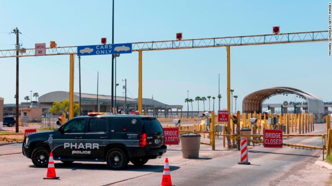 Agentes de policía bloquean la entrada al puente internacional Pharr-Reynosa el 13 de abril.