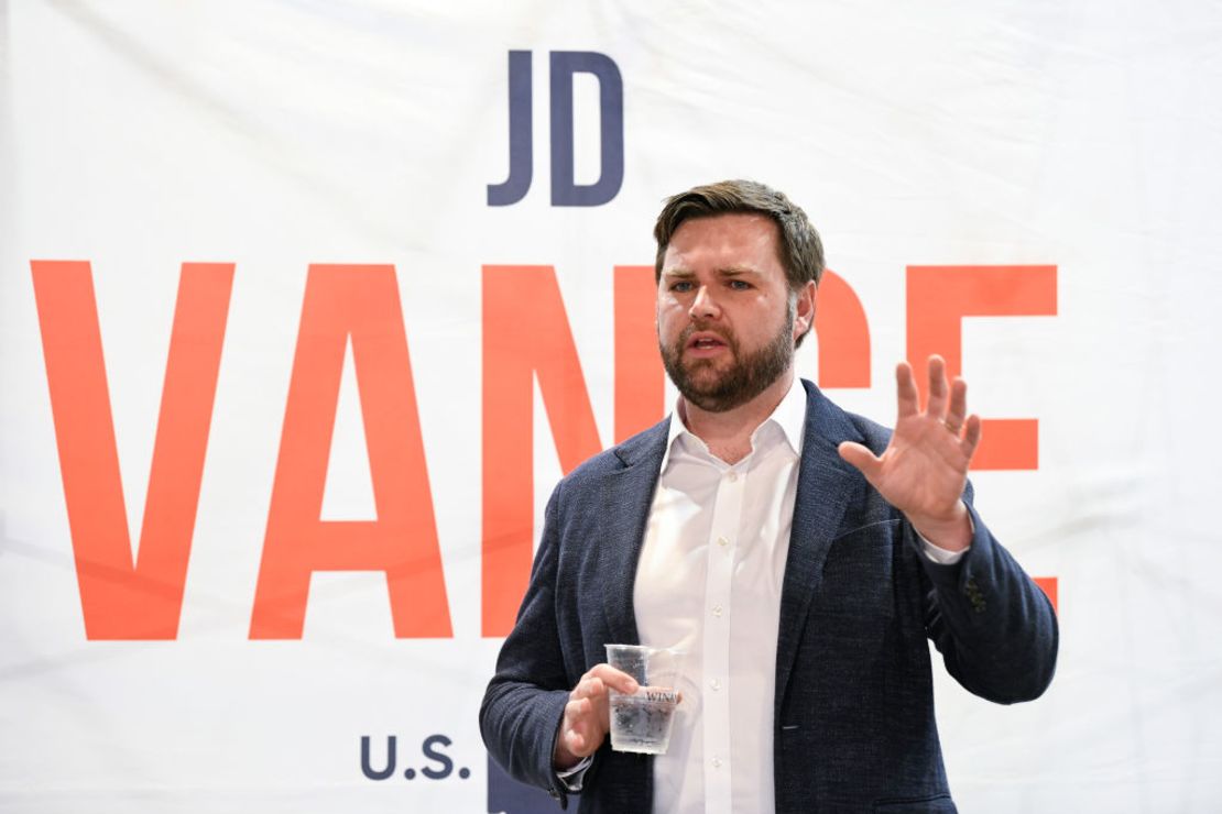 El candidato al Senado de Estados Unidos JD Vance habla con posibles votantes en la campaña electoral el 11 de abril de 2022 en Troy, Ohio.