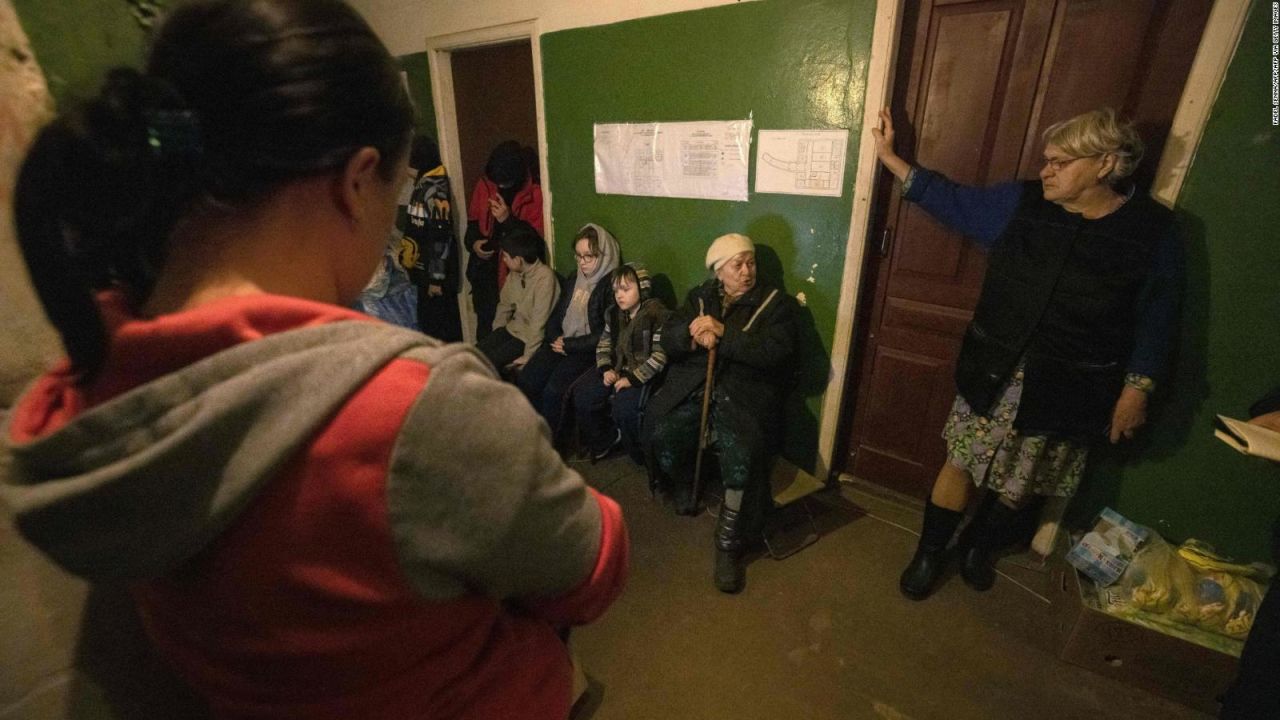 CNNE 1188864 - unas 300 personas viven en un refugio subterraneo en severodonetsk