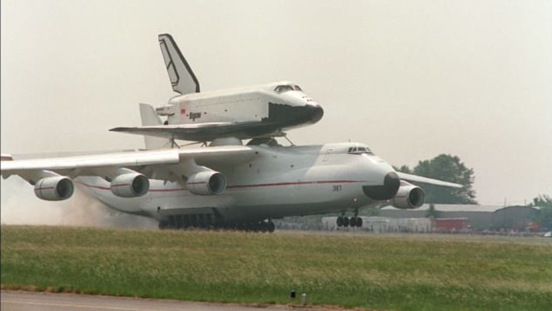 El AN-225 fue creado como parte del programa espacial soviético para llevar el transbordador espacial soviético "Burane" en su espalda.