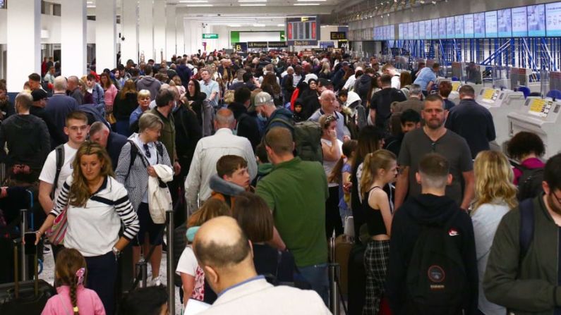 Así podría verse el caos en los viajes este verano boreal | Un Reino Unido caótico: Miles de pasajeros se han quedado atrapados en colas en el aeropuerto de Manchester en el Reino Unido. (Ryan Jenkinson/Story Picture Age/Shutterstock) →