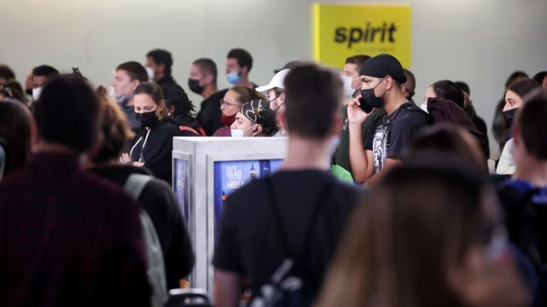 Interminable: Las filas no terminan cuando abordas el avión. Empiezan de nuevo en el reclamo de equipaje.