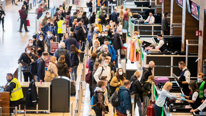 Haga cola: los expertos recomiendan llegar temprano a su vuelo, o correr el riesgo de perderlo.